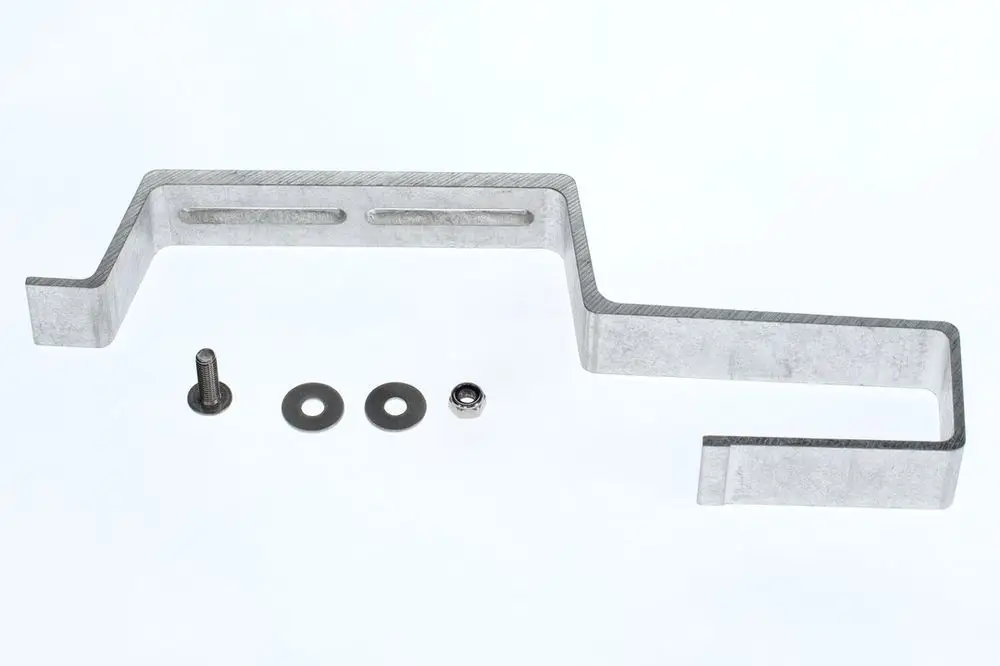 Befestigungsset bestehend aus einer metallischen Halterung und Schrauben, geliefert von Bosch, zur Montage von Dachhaken oder ähnlichen Anwendungen.